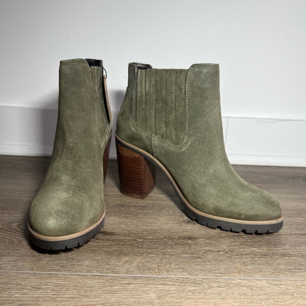 New in box CREVO Green Suede Kate Block Heel Round Toe Bootie Shoe USA Size 8